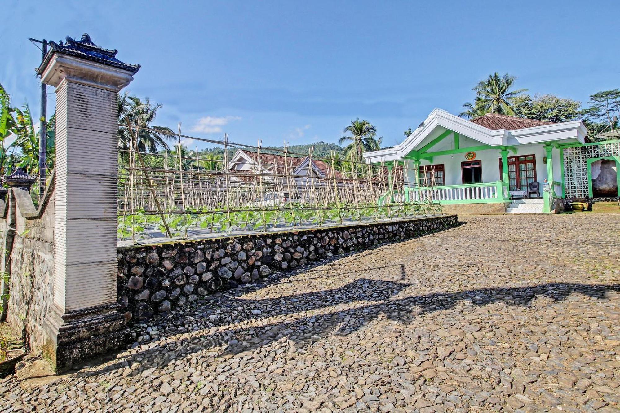 Hotel SPOT ON 91214 Desa Wisata Pandean Trenggalek Exterior foto